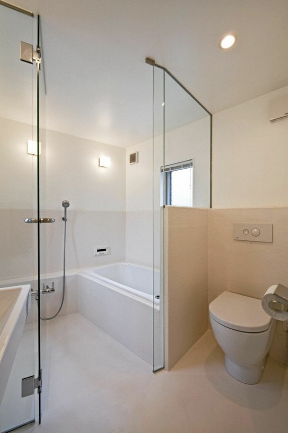 BADEROM: Badet er også lagt i husets underetasje, i husets private sone. BADEROM: Badet er også lagt i husets underetasje, i husets private sone.