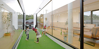 UTELEK: I dette huset kan barna spille golf i en korridor midt i huset.