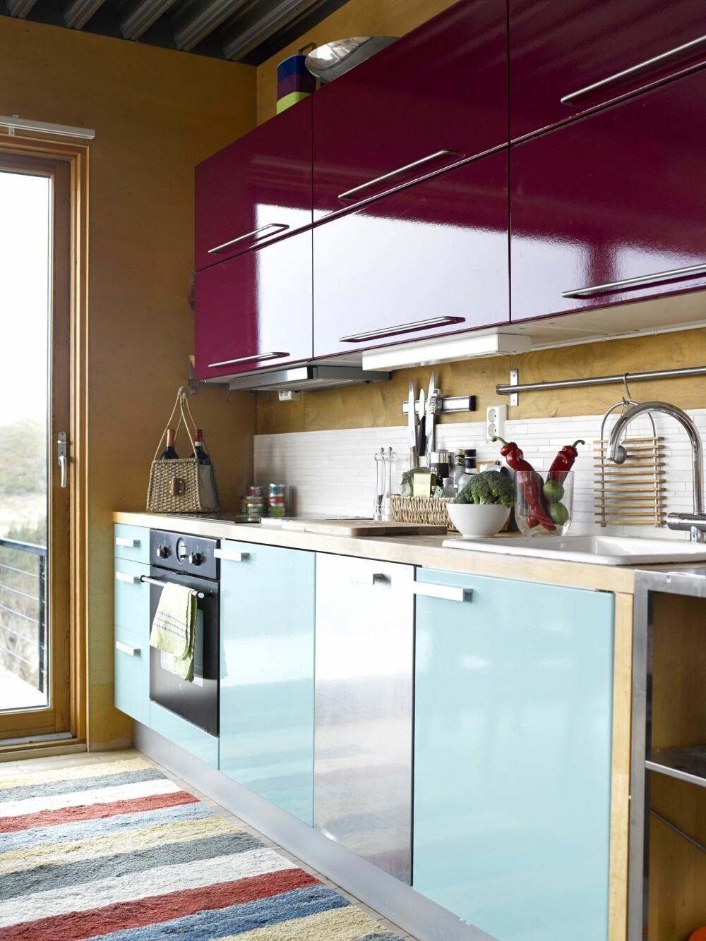 Enkelt: Kjøkkenet er enkelt innredet, alt av nødvendige funksjoner er samlet på en vegg. Innredningen er fra Ikea. Tips: Ta med de hvite kjøkkenfrontene til et bilverksted og få dem lakket i spreke farger, slik arkitekten har gjort her.Foto: Per Erik Jæger Enkelt: Kjøkkenet er enkelt innredet, alt av nødvendige funksjoner er samlet på en vegg. Innredningen er fra Ikea. Tips: Ta med de hvite kjøkkenfrontene til et bilverksted og få dem lakket i spreke farger, slik arkitekten har gjort her.Foto: Per Erik Jæger