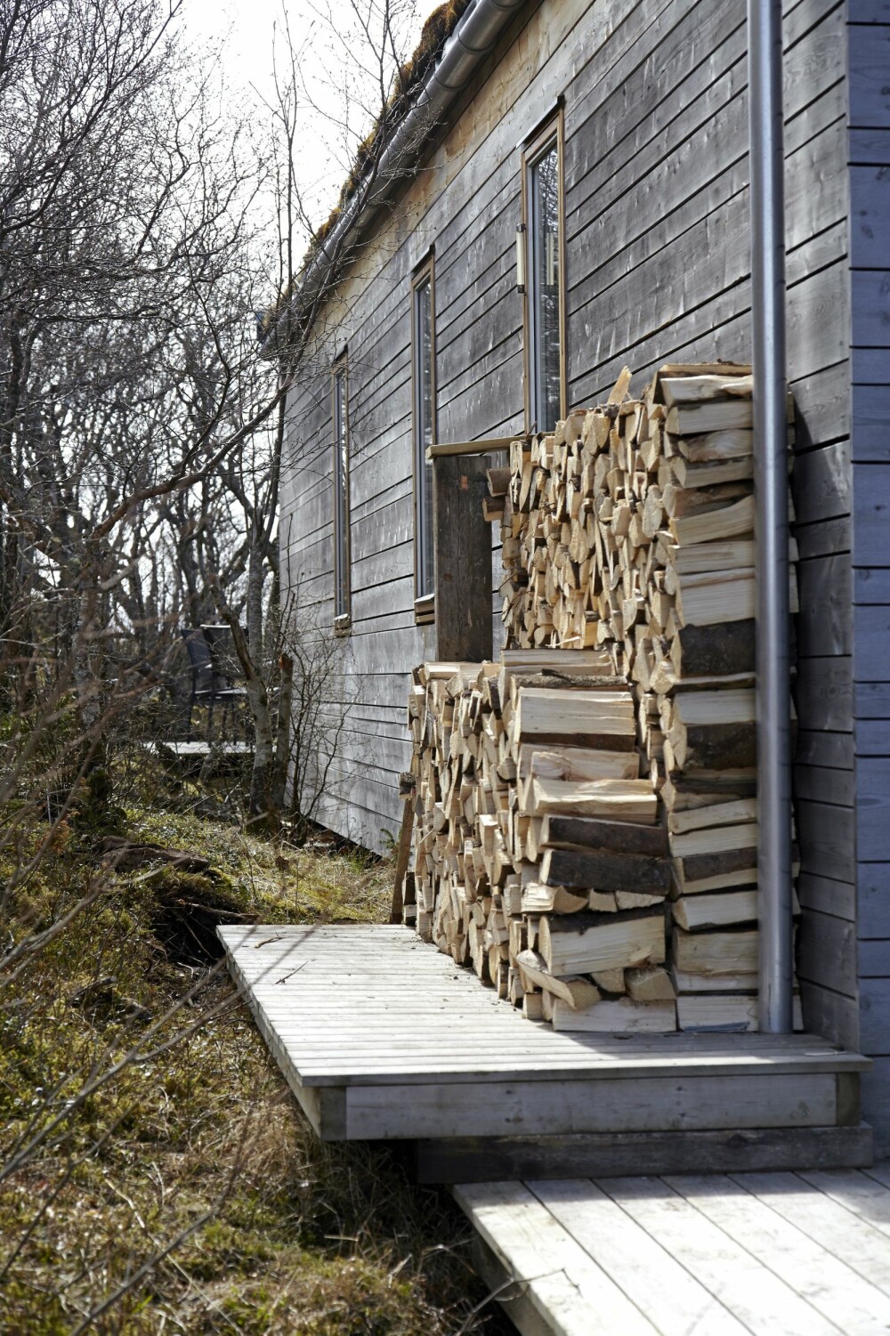 Dekorativt: Plassen og rommene ved og under hytta er fine for vedstabling, noe som også blir et dekorativt
innslag. Foto: Per Erik Jæger