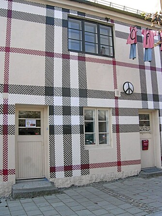 MOTEMØNSTER: Huset er malt i Burberry-striper.