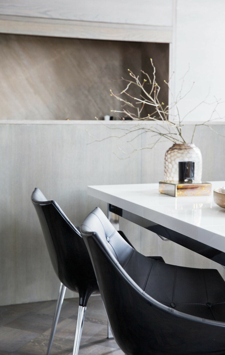 SMART TRIKS: En supersmal kjøkkenøy med høye kanter ut mot spisestuen skjuler rot. Hverken vask eller benkeflater er synlig fra spisesonen, slik oppleves kjøkkenet nesten som usynlig. Styling: Tone Kroken.