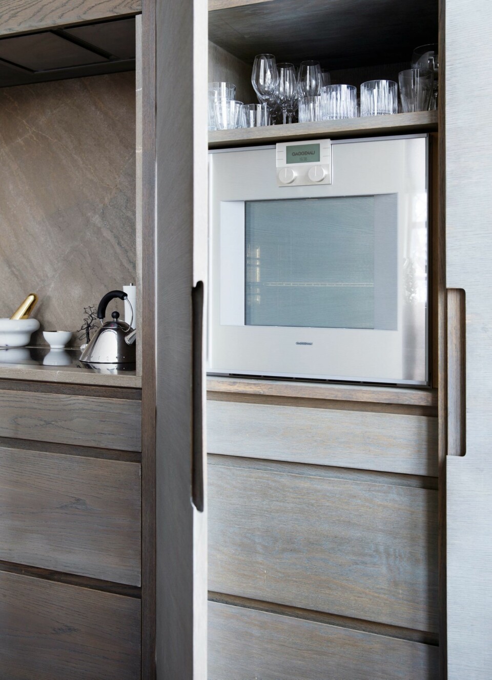 PLASSUTNYTTELSE: På en åpen hylle over ovnen, står glass som ofte er i bruk. Hver millimeter er utnyttet. Styling: Tone Kroken.