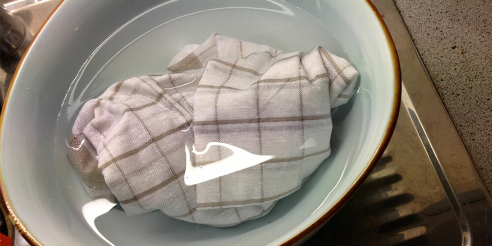 PRØV DETTE: Legg kjøkkenhåndkleet i bløt over natte før du vasker det.
