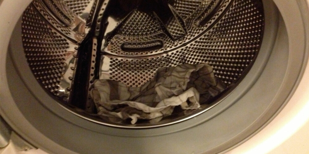 FLEKKFJERNER: Noen eksperter anbefaler flekkfjerner på flekkene før vask.