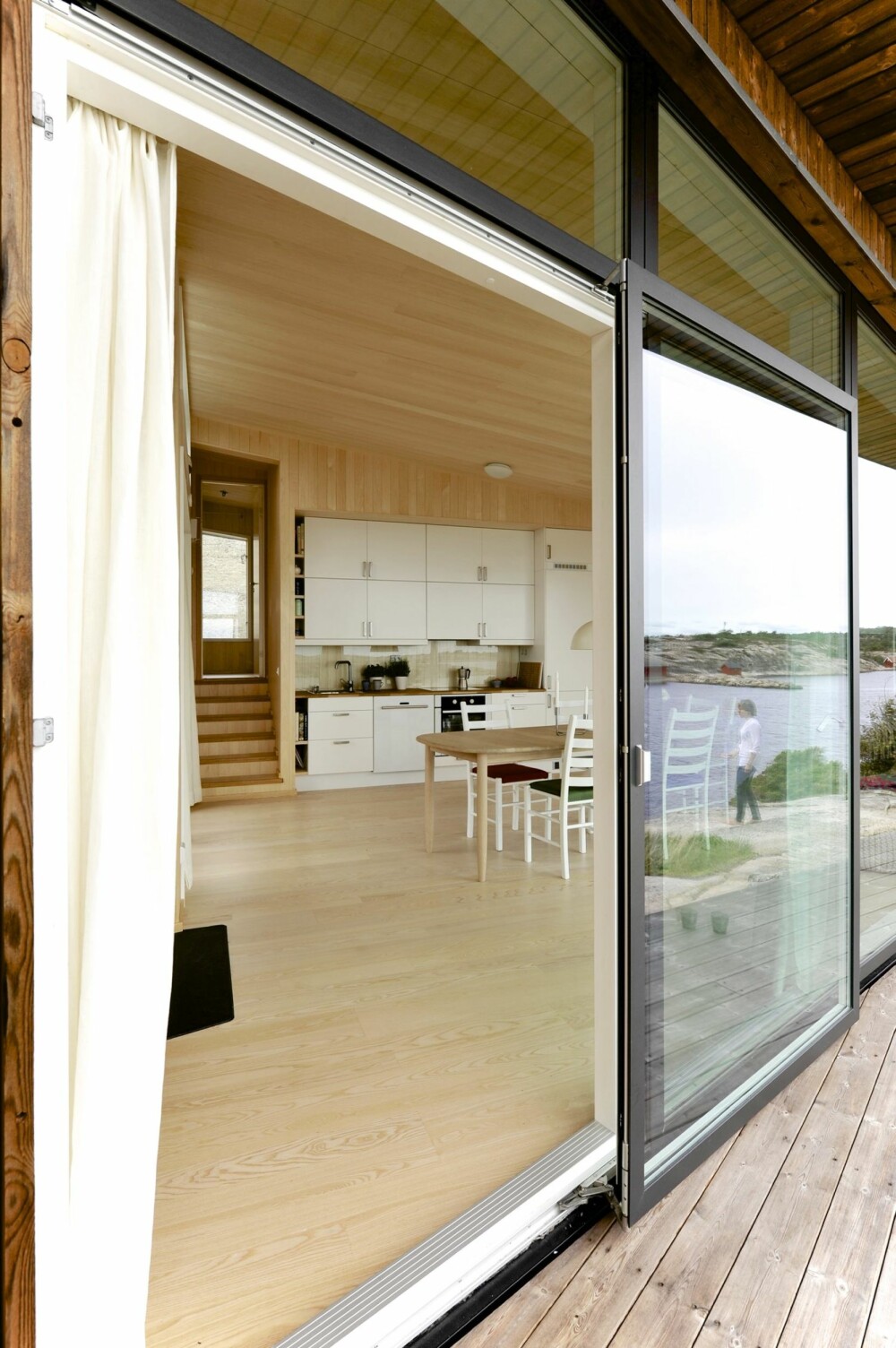 UTE OG INNE: Skyvedørene i glass bidrar til å oppheve skillet mellom ute og inne. Rammene rundt dørene og vinduskarmene er i gråsvart vedlikeholdsfritt aluminium. UTE OG INNE: Skyvedørene i glass bidrar til å oppheve skillet mellom ute og inne. Rammene rundt dørene og vinduskarmene er i gråsvart vedlikeholdsfritt aluminium.