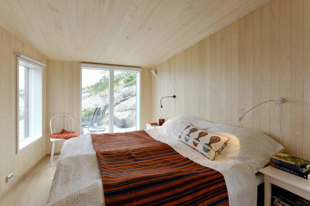 GODE SOVEROM: Det største soverommet har fått god plass til en dobbeltseng med nattbord på hver side.