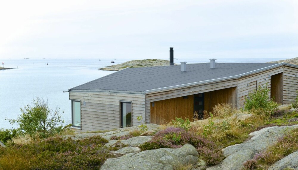 TERRENGTILPASSET: Nybygde hytter av en viss størrelse trenger ikke være prangende. Det er denne hytta på Hvaler et godt eksempel på.