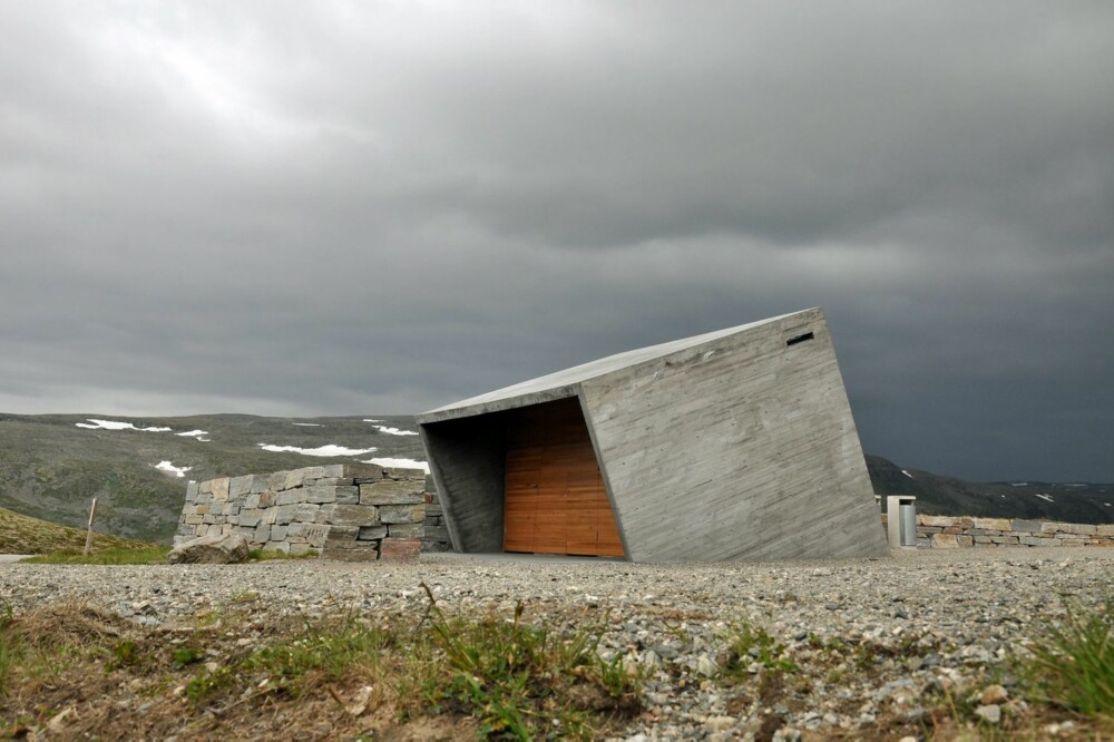 Servicebygg på rasteplassen Flotane på fjellet mellom Lærdal og Aurland, Nasjonal turistveg Aurlandsfjellet. Bygget inneholder et toalett som er drevet med solceller. Arkitekt: Lars J. Berge/LJB AS