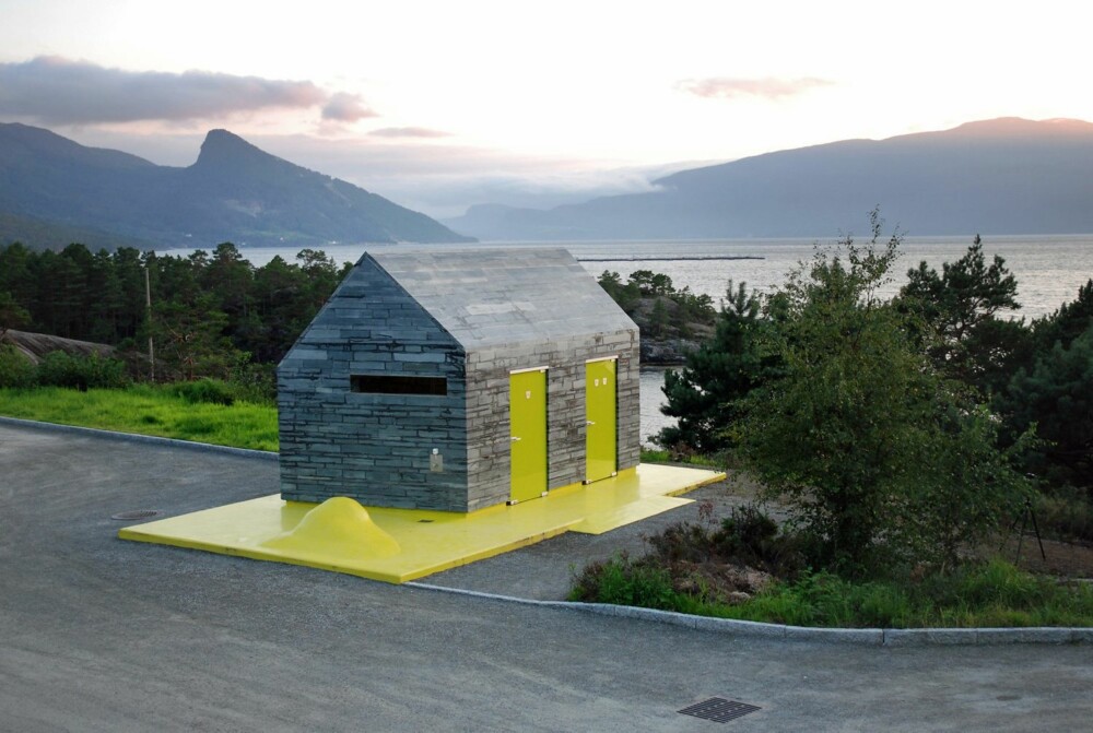 Dette spesielle toalettbygget av lokal naturstein ligger på Hereiane rasteplass ved Hardangerfjorden. Arkitekt: Asplan Viak - Knut Hellås/3 RW - Susanne Pushberger.
