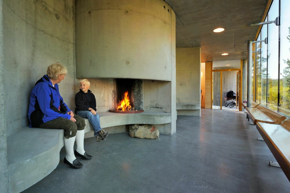 Interiøret i varmestua på Strømbu hovedrasteplass, Nasjonal turistveg Rondane. Arkitekt: Carl-Viggo Hølmebakk.