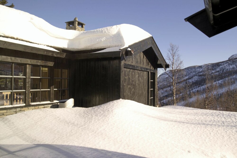 SVARTBEISET: Hytta er mørkbeiset og ligger godt plassert i terrenget mot skianlegget. VInduene vender mot gårdsrommet og utsikten.