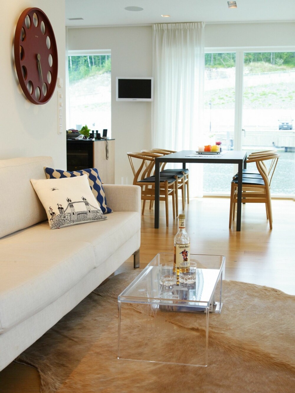 LYS INNREDNING: Sjøvillaen er innredet med skandinavisk og italiensk design. Spisebord Table keramikk fra italienske design B, og sofa fra danske Eilersen.