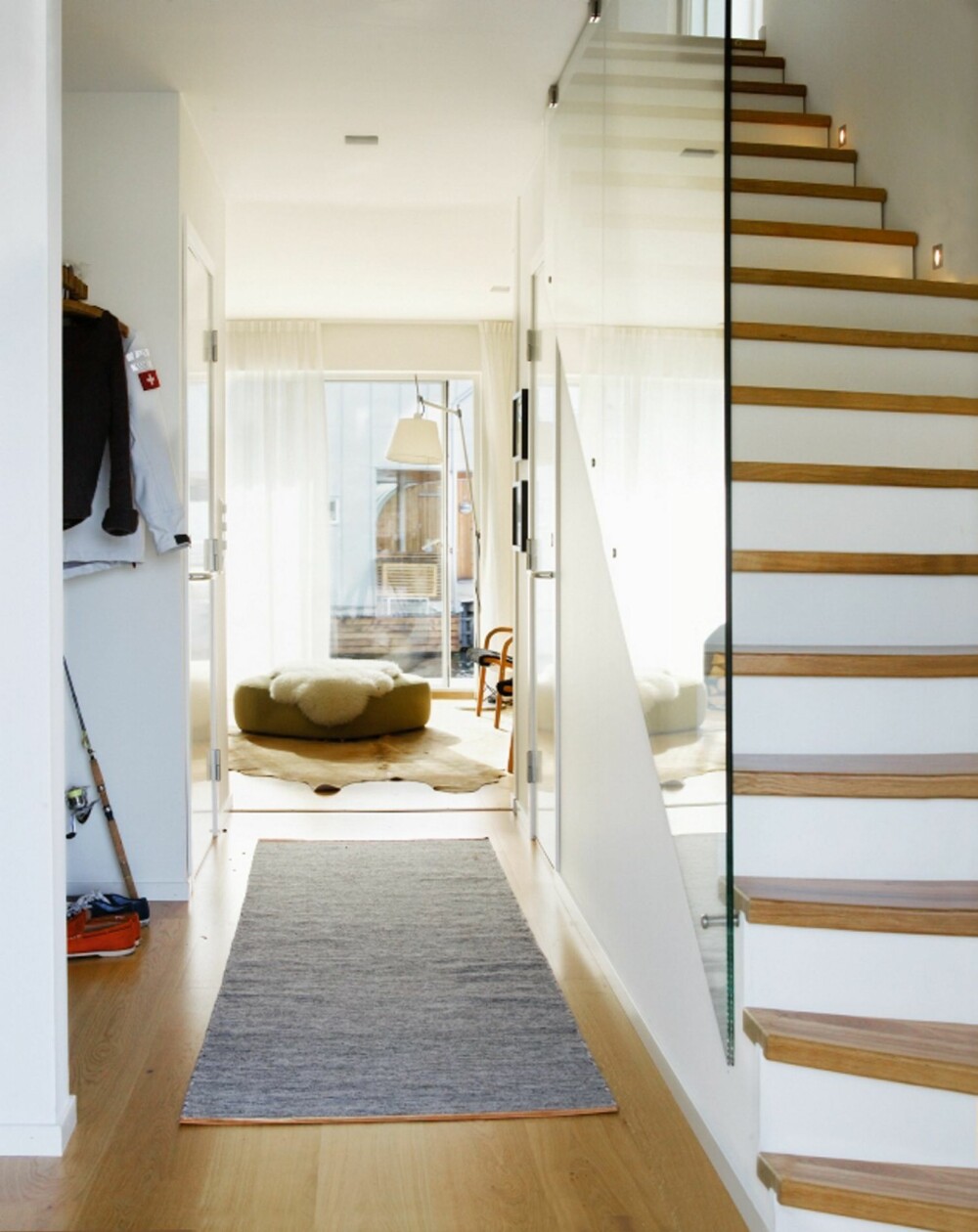 OPPTRAPPET: Trappen går opp til de to soverommene og bad i annen etasje.