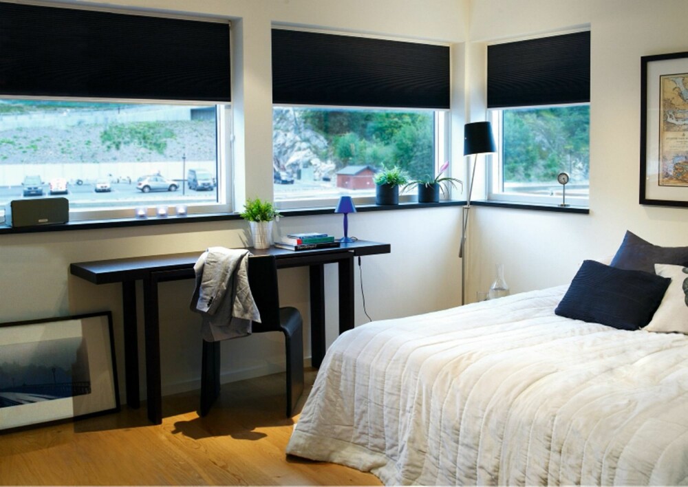 SOVEROM: Vinduene er plassert slik at det er utsikt fra sengen. Arbeidsbordet er plassert under vinduene.