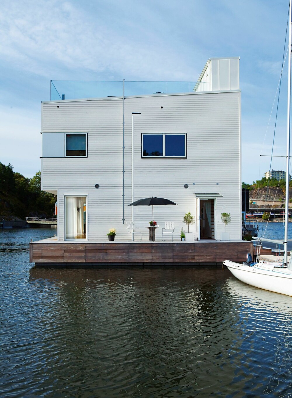 Båten ligger fortøyd utenfor ytterdøren, og det tar bare ti minutter inn til Stockholm by. Takterrassen er på 80 kvadratmeter.