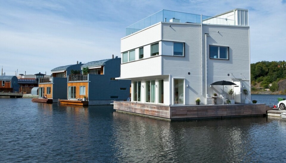 VILLA SJØNÆR: Sjøhuset er solid forankret til land og er tilknyttet vann og kloakk slik som de andre husene i området. Boareal på 148 kvadratmeter med 117 kvadratmeter grunnflate.