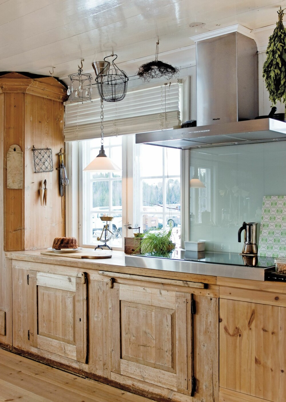 DETALJER: Magasinet Lev Landlig viser hvordan man kan inkorporere gamle detaljer i et funksjonelt hjem. Se hele kjøkkenet lengre ned.