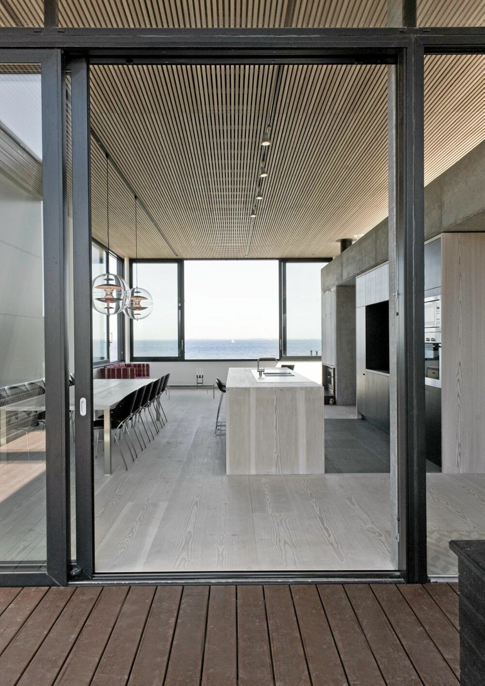 ET DEILIG STYKKE DANMARK: Fra det kombinerte stue- og kjøkkenrommet har du enorm utsikt over stranden og havet.