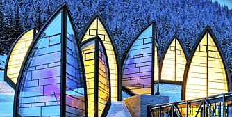 ET SPA I HØYDEN: Bergoase spa i Arosa ved Davos er tegnet av den sveitsiske stjernearkitekt Mario Botta. Hovedbølet heter Grand Hotel Tschuggen.