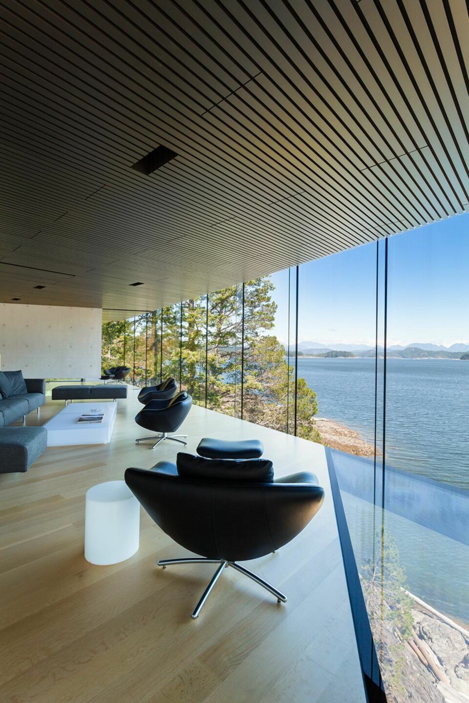 KIKKEHULL: I gulvet som går ut over klippen er det lagt inn glassfelter som henter opp svaberget og sjøen under. (FOTO: James Dow/Patkau architects)