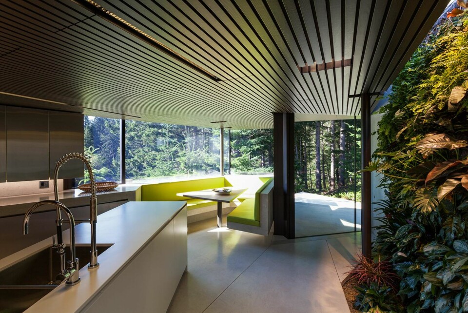 KJØKKENET: Også kjøkkenet med spisegruppe er holdt i den samme renskårede stilen som resten av interiøret. (FOTO: James Dow/Patkau architects)