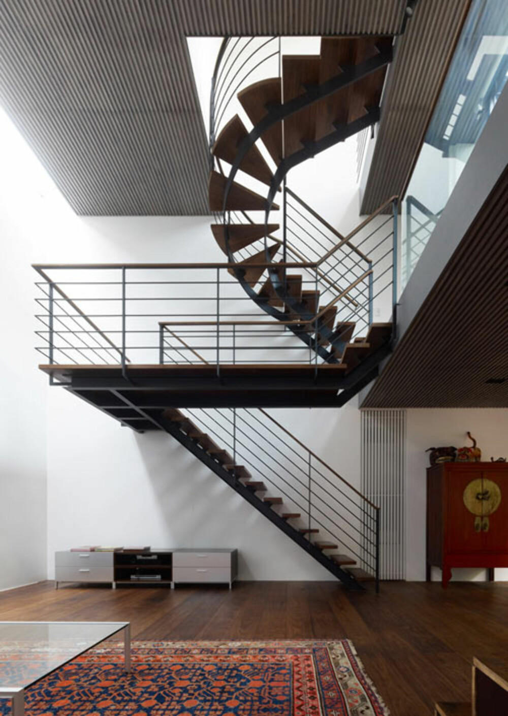 ORGANISK: Denne trappen er bygget for å spre lyset mellom etasjene i huset.