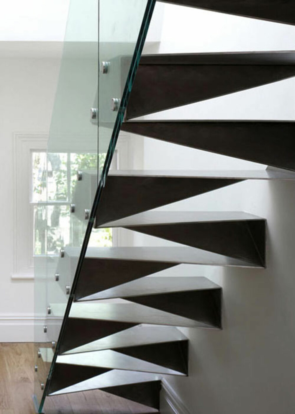 KUNSTVERK: Denne trappen ser ut som trekanter som flyter i luften.