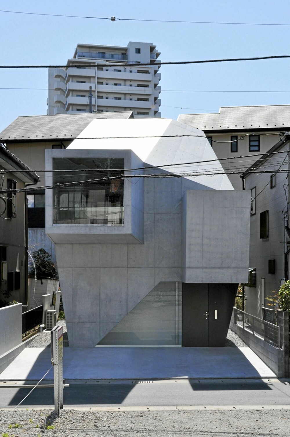 ANNERLEDES: Den minimalistiske og originale bygningen skiller seg ut fra omgivelsene.