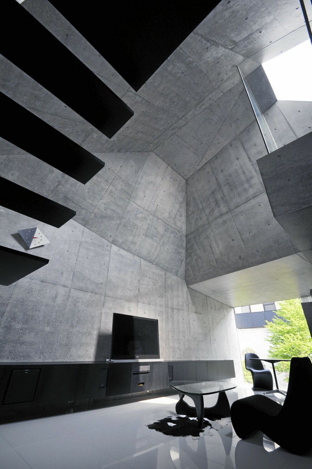 STRAMT: Interiøret er stilrent og stramt, i stil med de glatte betongflatene.