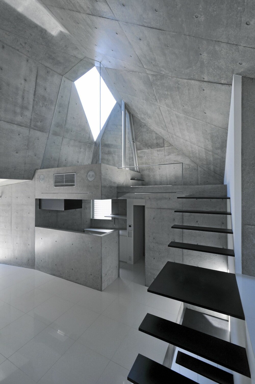 KJØKKEN: Kjøkkenet er i første etasje, også det er laget i betong.