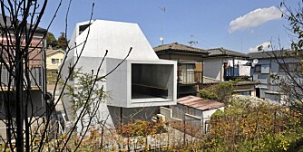 JAPANSK MINIMALISME: Det spektakulære huset er ultramoderne og står i sterk kontrast til resten av boligene i gaten.