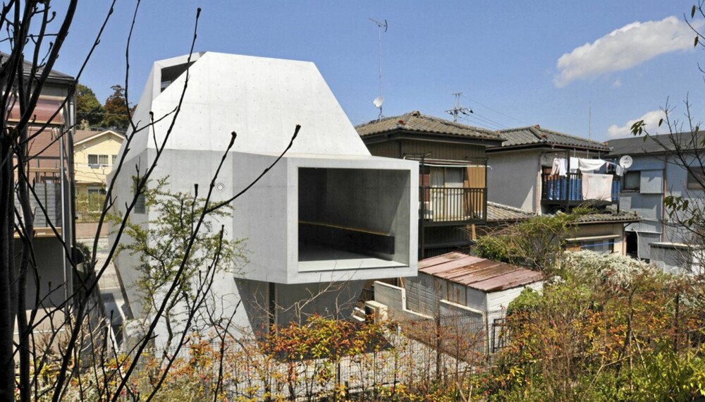 JAPANSK MINIMALISME: Det spektakulære huset er ultramoderne og står i sterk kontrast til resten av boligene i gaten.