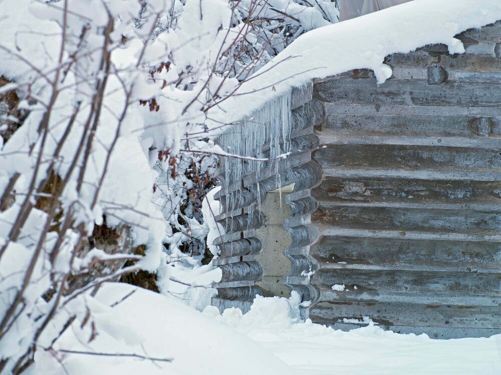 GLIR INN: Med sin grålige fremtoning glir selv en betongkloss inn i det hvite vinterlandskapet (FOTO: Gaudenz Danuser).