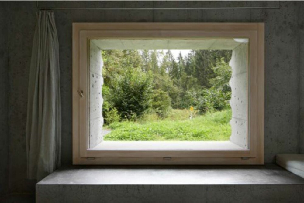 PRESIS VINDUSBRUK: Vinduene brukes for å understreke interiørets intime stemning, samt å slippe  naturen inn (FOTO: Ralph Feiner). 
