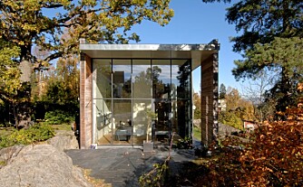 TEMPEL: Huset er langt, ja visst. Men fra kortsiden ser det lite ut, og
minner mest om et tempel. Store løvtrær vokter huset. TEMPEL: Huset er langt, ja visst. Men fra kortsiden ser det lite ut, og
minner mest om et tempel. Store løvtrær vokter huset.