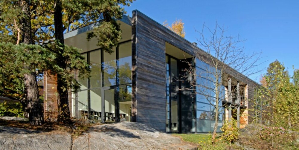 UTADVENDT: Hele husets østlige vegg åpner opp mot sjøen ved hjelp av
en gedigen glassvegg. Smekre vindusprofiler bidrar til det lette uttrykket. UTADVENDT: Hele husets østlige vegg åpner opp mot sjøen ved hjelp av
en gedigen glassvegg. Smekre vindusprofiler bidrar til det lette uttrykket.