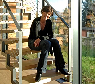 HJERNEN BAK: Arkitekt Annette Tandrup Lyngesen trives godt i eget byggverk. ¿ Husets bærekonstruksjon består av tre «skiver» som følger husets lengderetning, inspirasjonen kommer fra industrien, forklarer Anette. Skivene, som er basert på prefabrikkerte elementer, var rimelige. Mens de store glassfeltene og aluminiumsprofilene drev byggekostnadene opp. HJERNEN BAK: Arkitekt Annette Tandrup Lyngesen trives godt i eget byggverk. ¿ Husets bærekonstruksjon består av tre «skiver» som følger husets lengderetning, inspirasjonen kommer fra industrien, forklarer Anette. Skivene, som er basert på prefabrikkerte elementer, var rimelige. Mens de store glassfeltene og aluminiumsprofilene drev byggekostnadene opp.