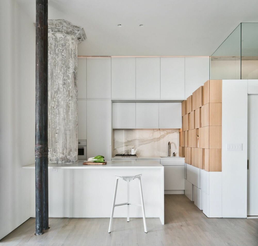 RØFT OG RENT: Loftsleiligheten ble strippet helt ned før den ble innredet på nytt, men man lot den massive betongkonstruksjonen være tydelige elementer i interiøret. Det skaper en spesiell kontrast mellom det røffe og det stilrene. RØFT OG RENT: Loftsleiligheten ble strippet helt ned før den ble innredet på nytt, men man lot den massive betongkonstruksjonen være tydelige elementer i interiøret. Det skaper en spesiell kontrast mellom det røffe og det stilrene.