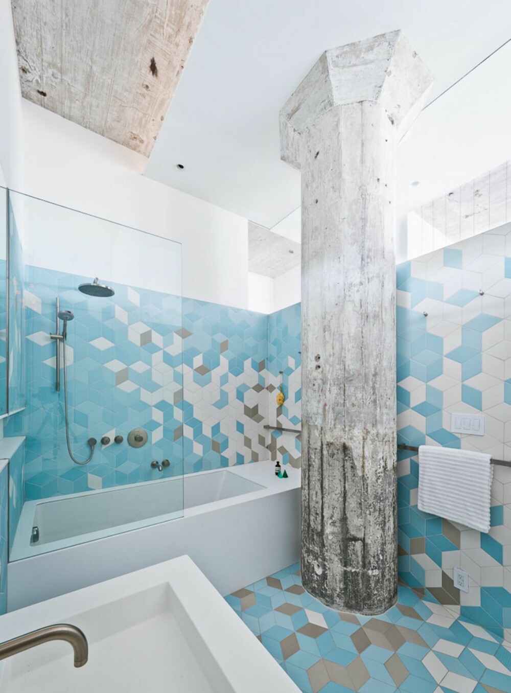 NATURLIG LYS: I stedet for å bygge hele badet inn, ble den øverste delen av den ene veggen utstyrt med glass, slik at det naturlige lyset kunne slippe inn. NATURLIG LYS: I stedet for å bygge hele badet inn, ble den øverste delen av den ene veggen utstyrt med glass, slik at det naturlige lyset kunne slippe inn.