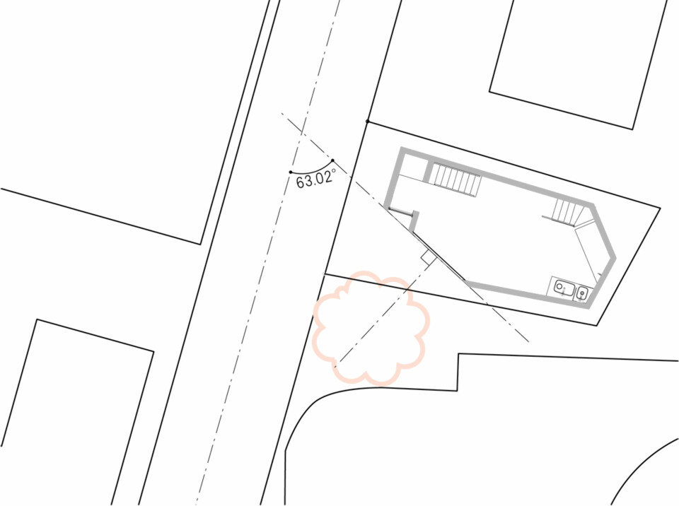 SKRÅBLIKK: Slik plasserte arkitektene huset på tomten.