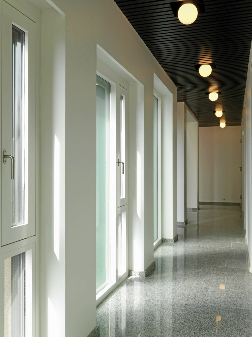 SOFISTKERT ENTRE: Hallen er utført i den samme, stramme stil som resten av anlegget. SOFISTKERT ENTRE: Hallen er utført i den samme, stramme stil som resten av anlegget.
