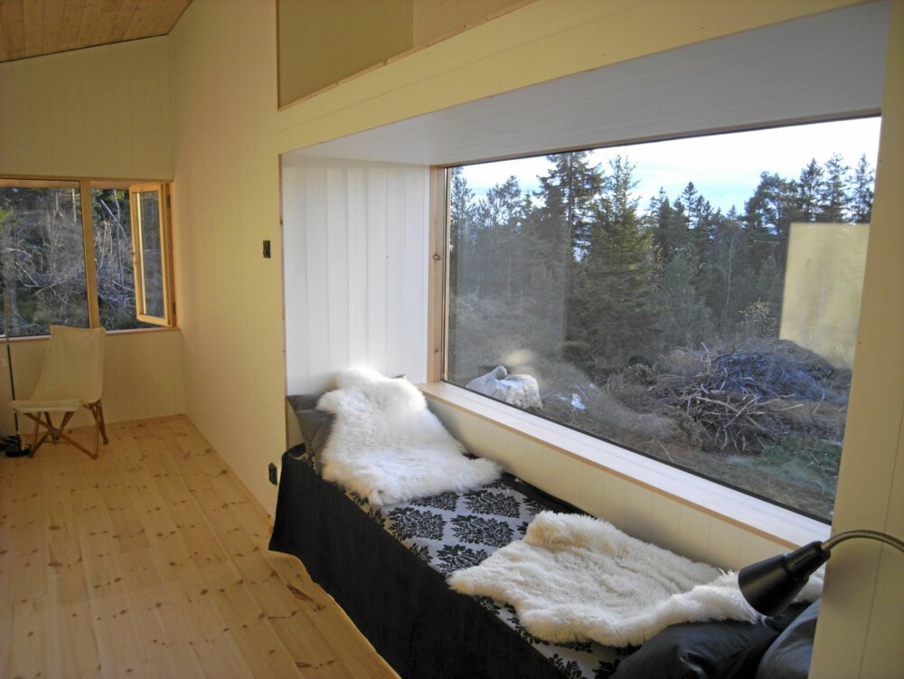 ET HERLIG STED FOR HVILE: Den brede benken i vinduskarmen kan også brukes til seng for gjester.
