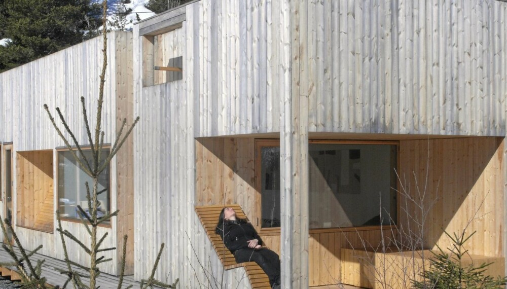 ET KOMPAKT HUS I MALMFURU: Helt i enden av hytta har arkitekt Fredrik Lund laget en oppsiktsvekkende liggebenk. Den er utført i malmfuru, slik som resten av hytta. Dette huset har mange kvaliteter og opplevelsesmuligheter på liten plass - uten at de kommer i konflikt med hverandre.