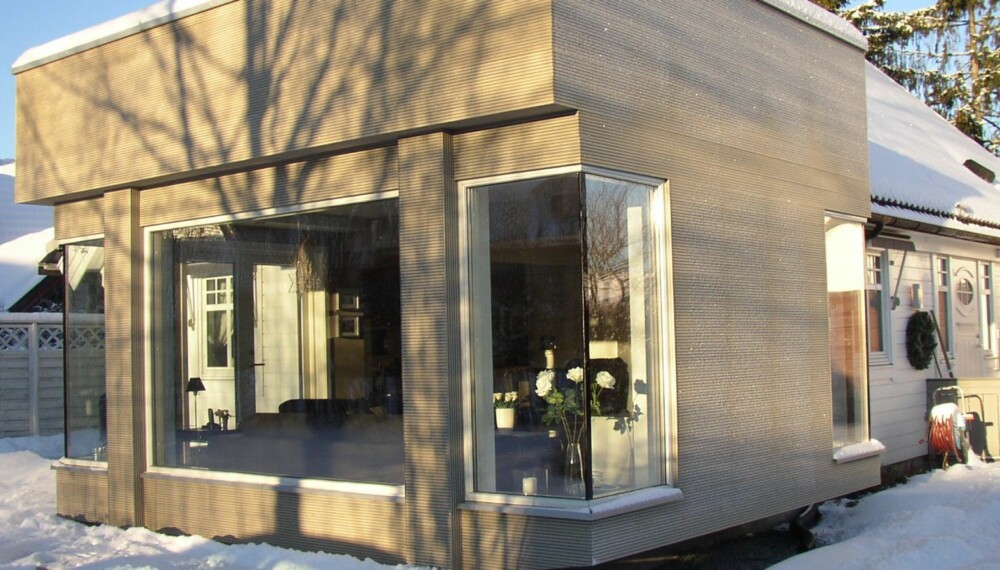 TILBYGG: Plast/tre-kompositt er her brukt på et tilbygg på et hus i Lommedalen, arkitekt er Finn Sandmæl, som er svært positiv til materialet.
