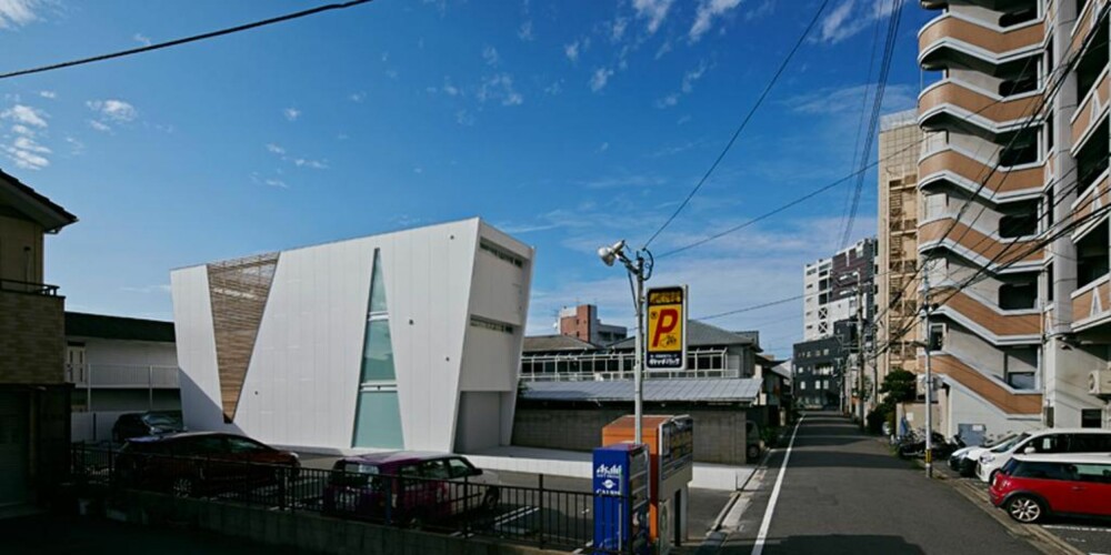BEGRENSE INNSYN: Den urbane tomten er omgitt av høyhus og leilighetsbygg. Arkitektene ville prøve å begrense innsyn fra disse. FOTO: Koichi Torimura/Masao Yahagi Architects