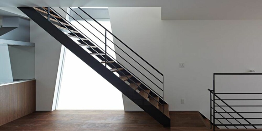 KNYTTER SAMMEN: Den spesiallagede trappen løper langs den ene veggen, og knytter sammen husets tre etasjer. FOTO: Koichi Torimura/Masao Yahagi Architects