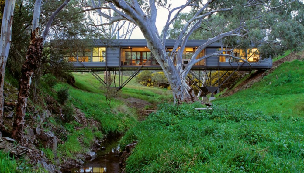 FASCINERENDE: Et stilig avlangt hus i Australia krysser bekken på en elegant måte.