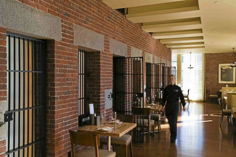 BAK LÅS OG SLÅ: Spis middag på hotellets resturant Scampo (som på italiensk betyr Escape) BAK LÅS OG SLÅ: Spis middag på hotellets resturant Scampo (som på italiensk betyr Escape)