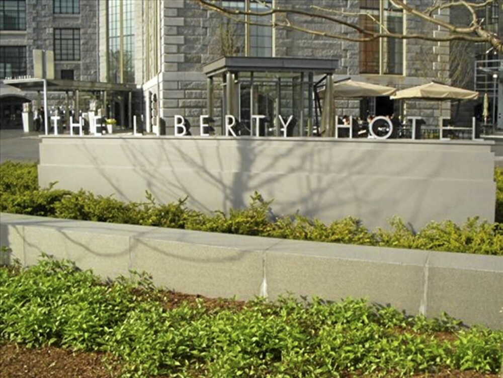 SJEKK INN: I resepsjonen på Liberty Hotel kan du til og med få utdelt håndjern om du skulle ønske det... SJEKK INN: I resepsjonen på Liberty Hotel kan du til og med få utdelt håndjern om du skulle ønske det...